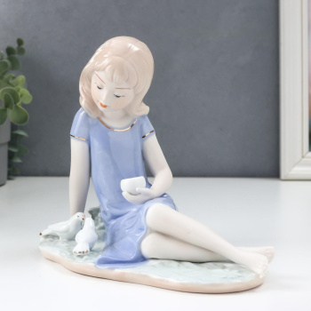 Сувенир керамика "Девочка кормящая голубей" 18х19х11 см 519383