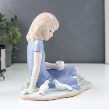 Сувенир керамика "Девочка кормящая голубей" 18х19х11 см 519383