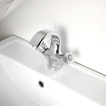 Смеситель для умывальника Potato P10306, короткий излив, двухвентильный