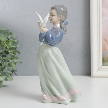 Сувенир керамика "Девочка с хвостиками, с белым голубем" цветной 20х6х8,5 см  6259367